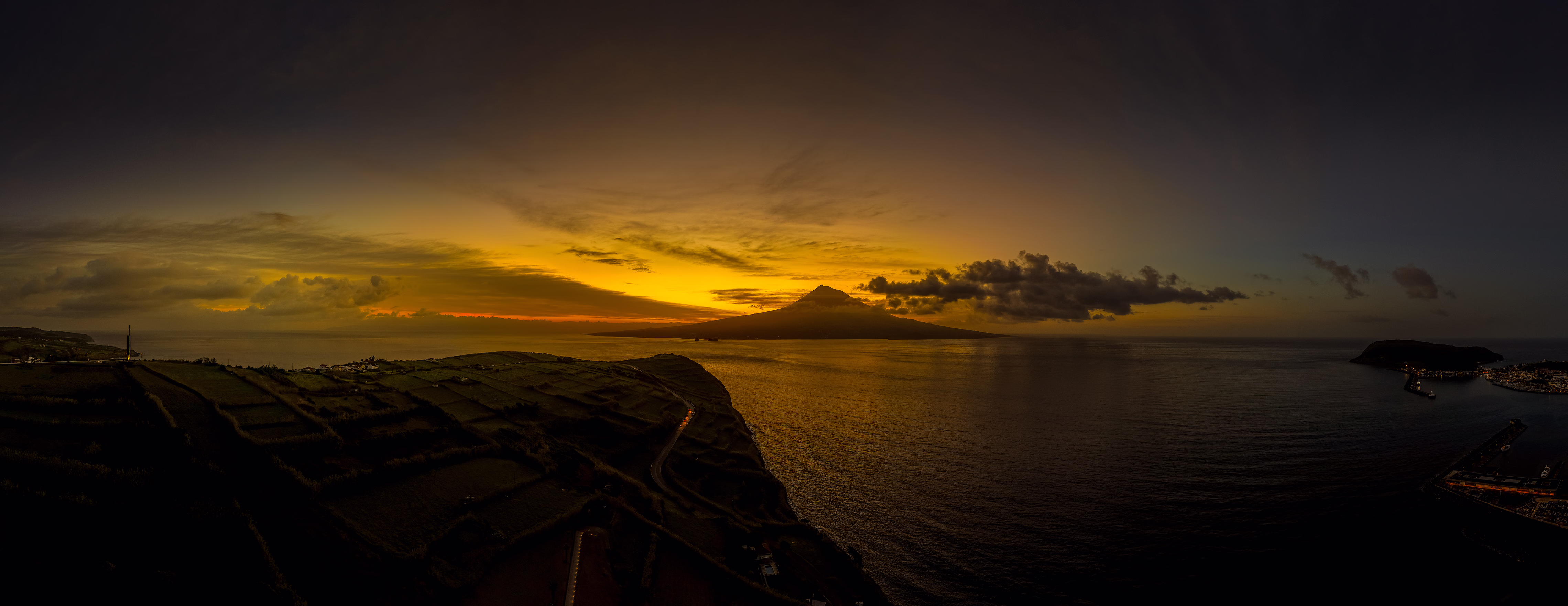 luxury rooms, Casa Espalamaca, Faial accommodation, ocean views Faial, premium stay Azores, presidential size double bed, bright and spacious room, relaxing stay Faial, boutique accommodation Azores